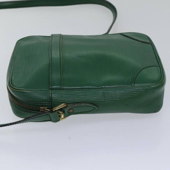 LOUIS VUITTON Epi Danube Shoulder Bag Green M45634 - Picture 4 of 16